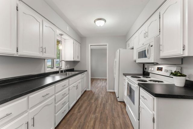 302 5th Avenue NW, Dodge Center, MN 55927