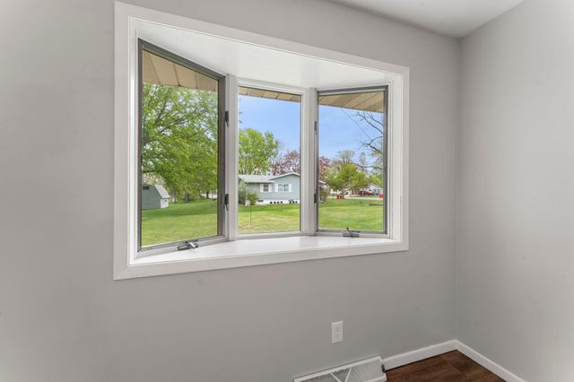 302 5th Avenue NW, Dodge Center, MN 55927