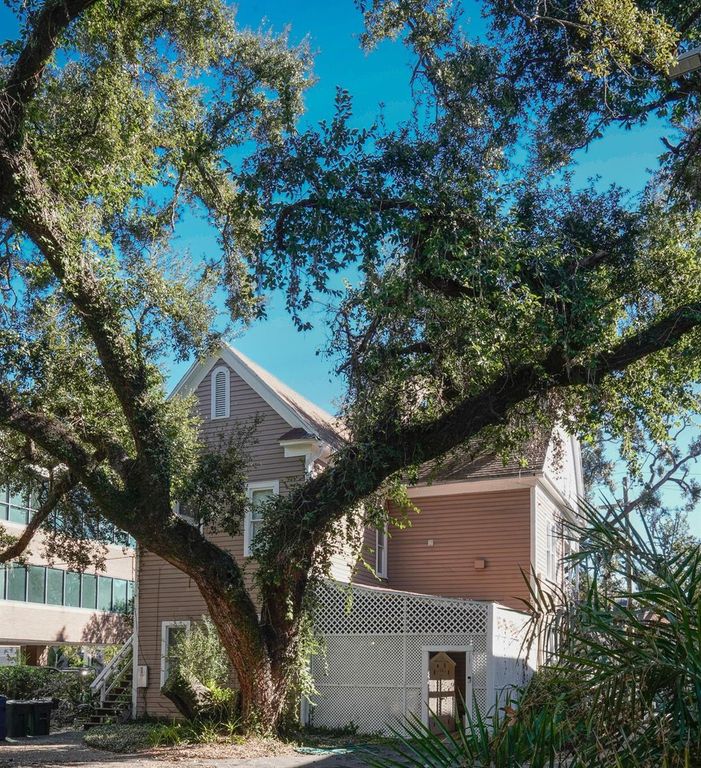 Image 14 of property listing at 333 S PLANT AVENUE, Tampa, FL 33606