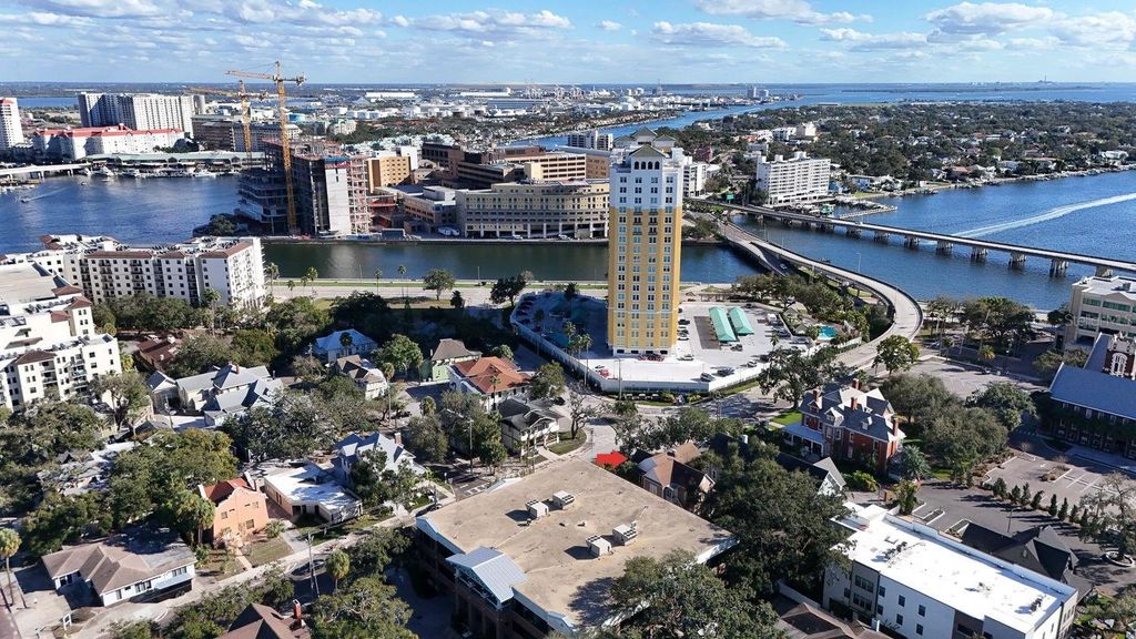 Image 27 of property listing at 333 S PLANT AVENUE, Tampa, FL 33606