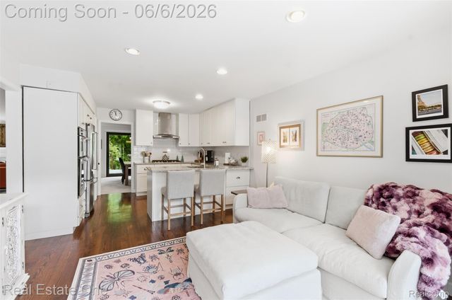 23910 Trailwood Court 82, Bingham Farms Village, MI 48025