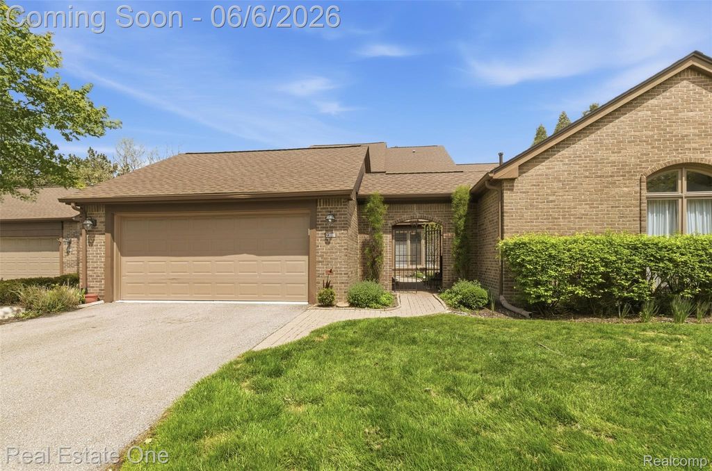 23910 Trailwood Court 82, Bingham Farms Village, MI 48025