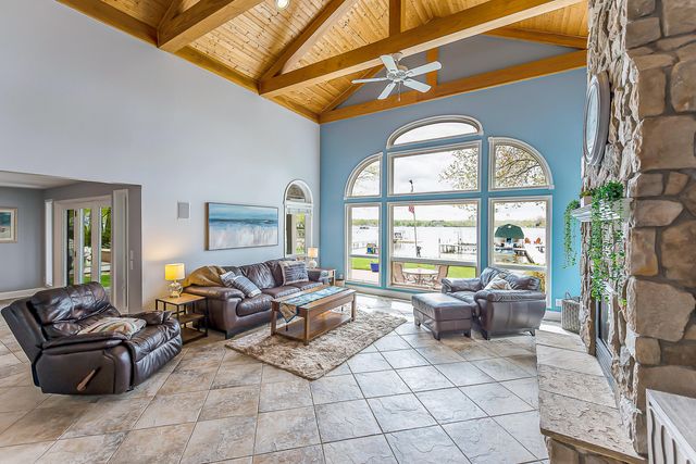 5256 Edgelake Drive, Hamburg Twp, MI 48169
