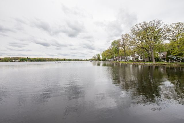 5256 Edgelake Drive, Hamburg Twp, MI 48169