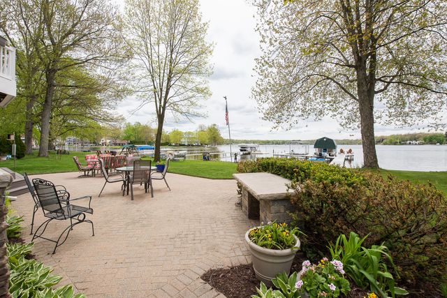 5256 Edgelake Drive, Hamburg Twp, MI 48169