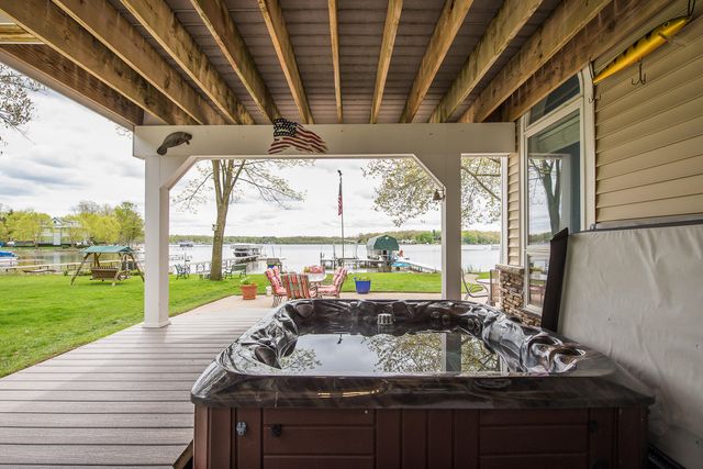 5256 Edgelake Drive, Hamburg Twp, MI 48169