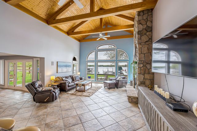 5256 Edgelake Drive, Hamburg Twp, MI 48169