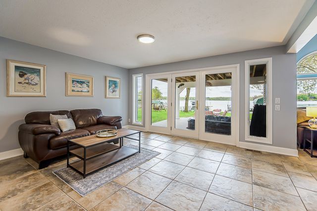 5256 Edgelake Drive, Hamburg Twp, MI 48169