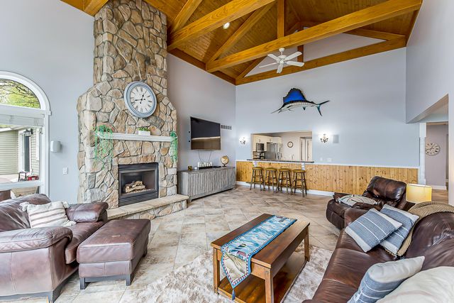 5256 Edgelake Drive, Hamburg Twp, MI 48169