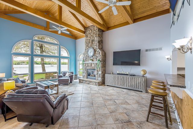 5256 Edgelake Drive, Hamburg Twp, MI 48169