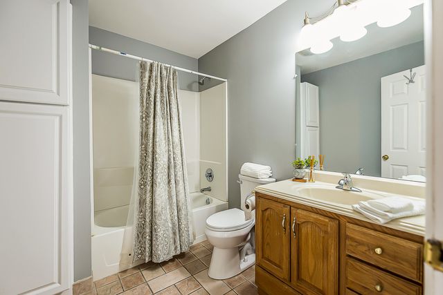5256 Edgelake Drive, Hamburg Twp, MI 48169