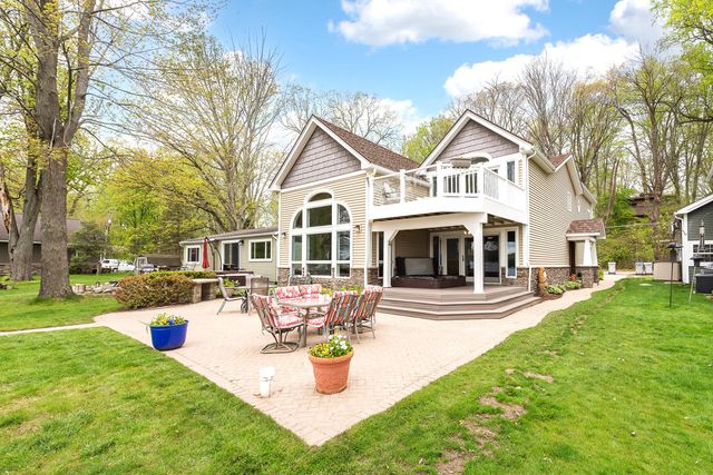 5256 Edgelake Drive, Hamburg Twp, MI 48169
