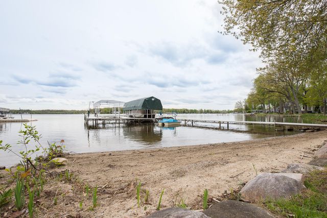 5256 Edgelake Drive, Hamburg Twp, MI 48169