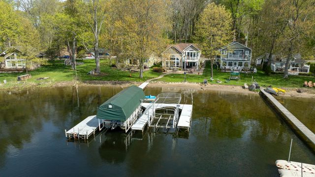 5256 Edgelake Drive, Hamburg Twp, MI 48169
