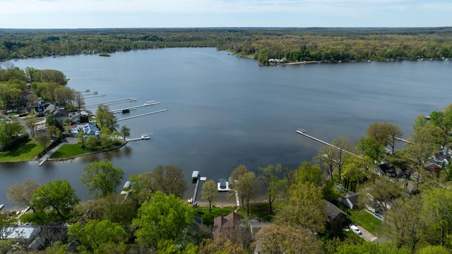 5256 Edgelake Drive, Hamburg Twp, MI 48169