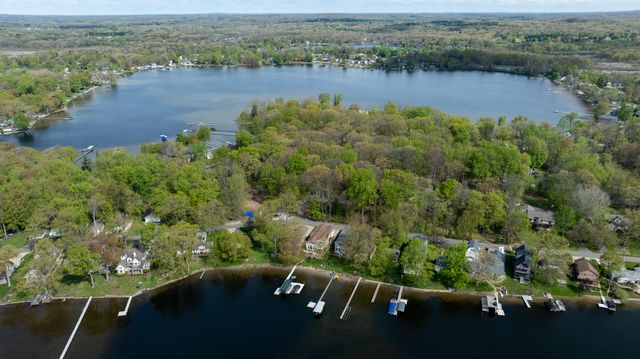 5256 Edgelake Drive, Hamburg Twp, MI 48169
