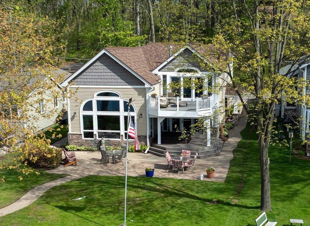 5256 Edgelake Drive, Hamburg Twp, MI 48169