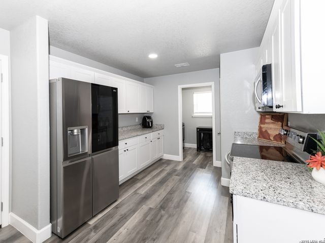 384 CR 124, Floresville, TX 78114