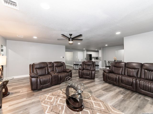 384 CR 124, Floresville, TX 78114