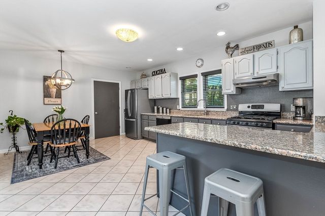 113 Oakdale Ave, Dedham, MA 02026
