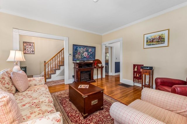 113 Oakdale Ave, Dedham, MA 02026