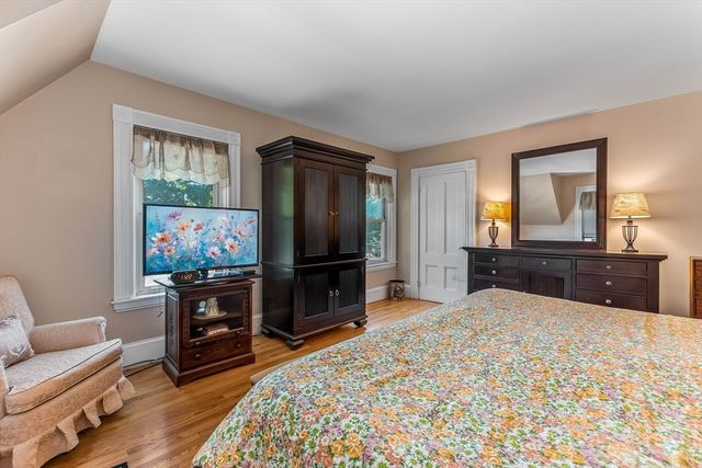 113 Oakdale Ave, Dedham, MA 02026