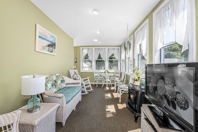 113 Oakdale Ave, Dedham, MA 02026