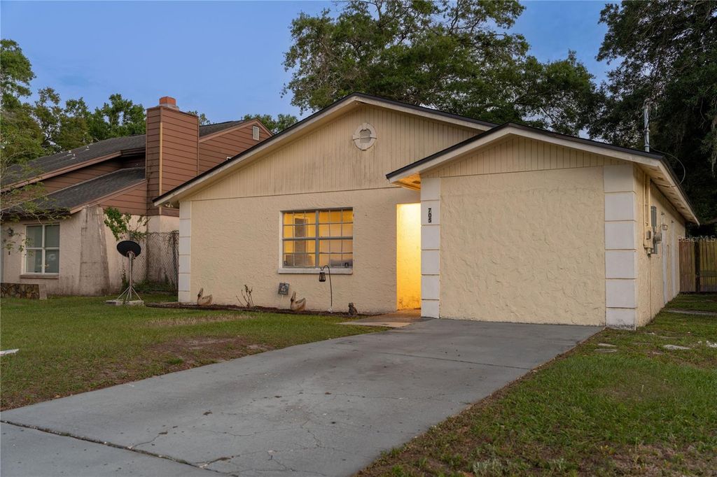 Image 3 of property listing at 4705 SERENA DRIVE, Tampa, FL 33617
