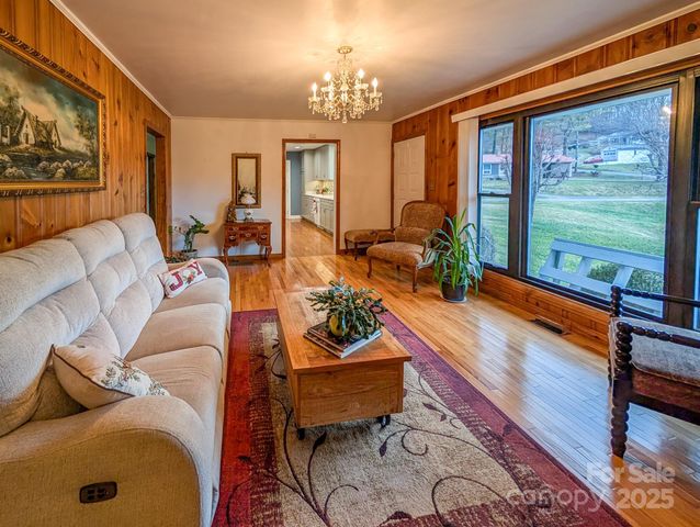 39 Hawthorne Lane, Burnsville, NC 28714