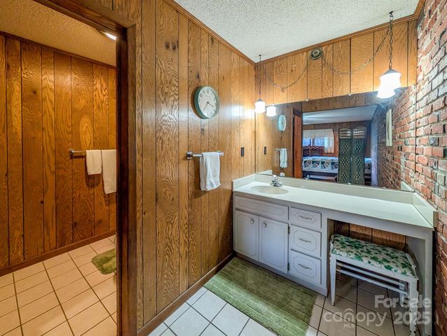 39 Hawthorne Lane, Burnsville, NC 28714