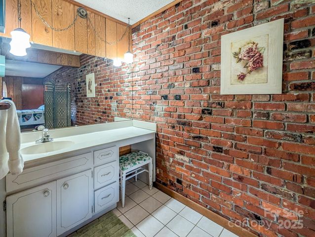 39 Hawthorne Lane, Burnsville, NC 28714