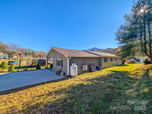 39 Hawthorne Lane, Burnsville, NC 28714