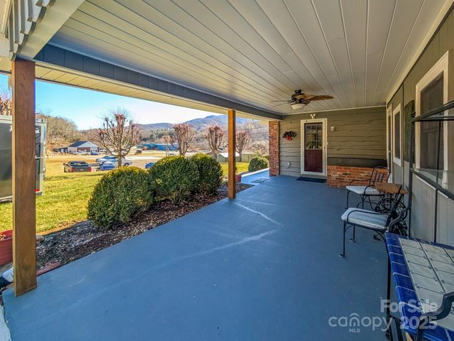 39 Hawthorne Lane, Burnsville, NC 28714