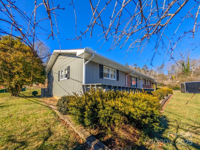 39 Hawthorne Lane, Burnsville, NC 28714