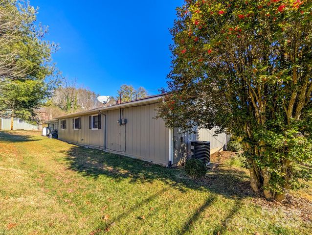 39 Hawthorne Lane, Burnsville, NC 28714