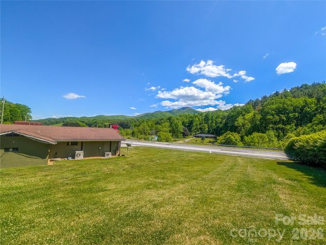 39 Hawthorne Lane, Burnsville, NC 28714