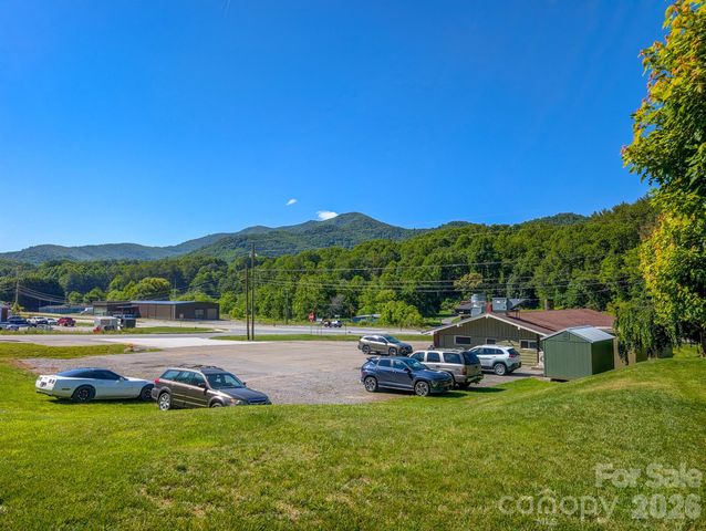 39 Hawthorne Lane, Burnsville, NC 28714