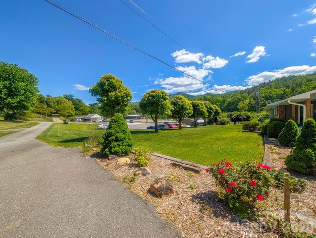 39 Hawthorne Lane, Burnsville, NC 28714