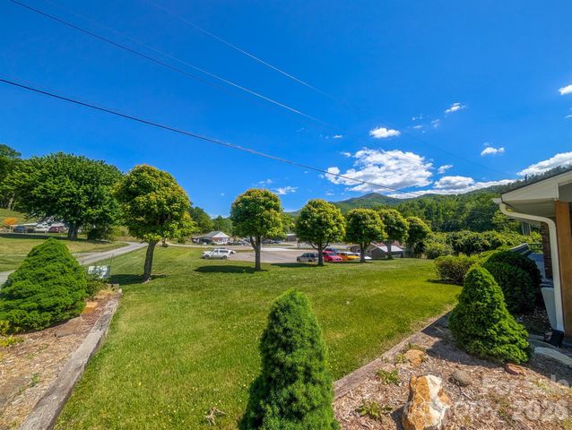 39 Hawthorne Lane, Burnsville, NC 28714