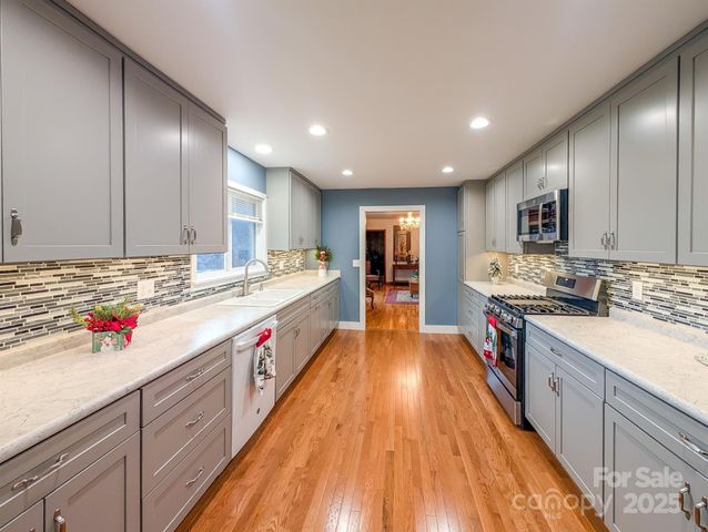39 Hawthorne Lane, Burnsville, NC 28714