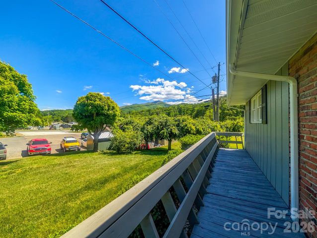 39 Hawthorne Lane, Burnsville, NC 28714