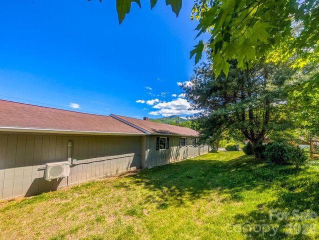 39 Hawthorne Lane, Burnsville, NC 28714