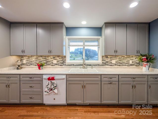 39 Hawthorne Lane, Burnsville, NC 28714