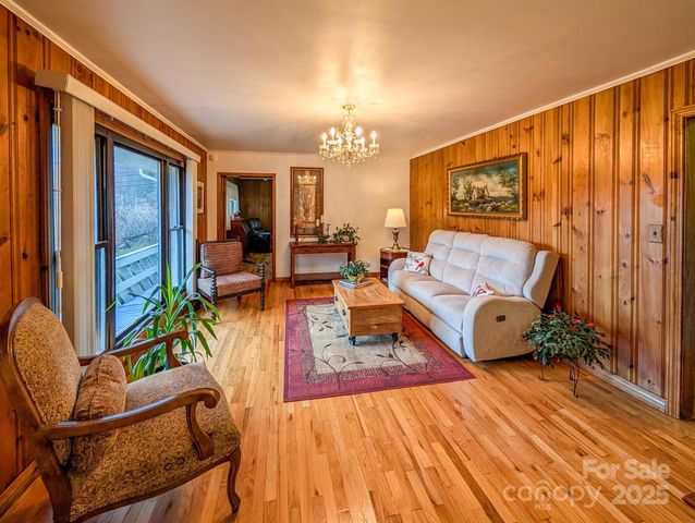 39 Hawthorne Lane, Burnsville, NC 28714