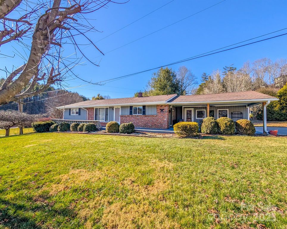 39 Hawthorne Lane, Burnsville, NC 28714