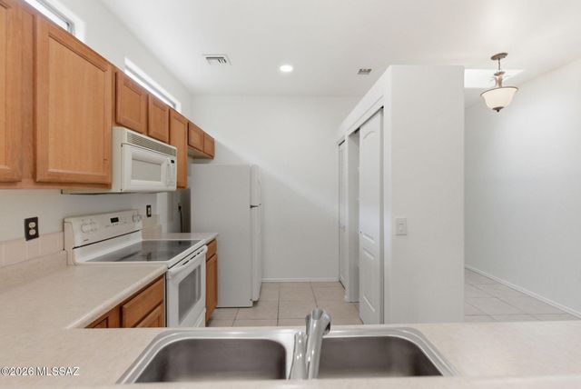 860 W Calle De La Pelotita, Green Valley, AZ 85614