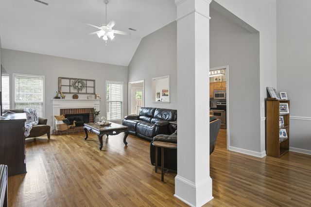 1024 Persimmon Dr, Spring Hill, TN 37174