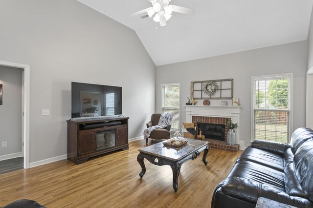1024 Persimmon Dr, Spring Hill, TN 37174