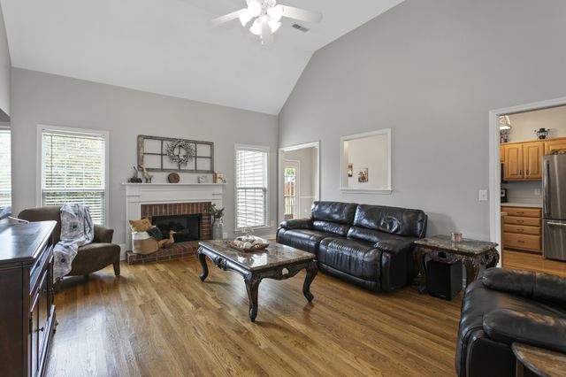 1024 Persimmon Dr, Spring Hill, TN 37174