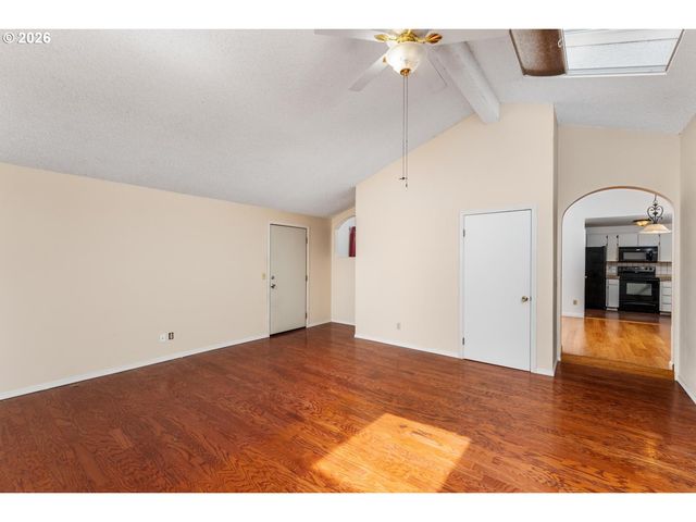 11064 Se MARKET St, Portland, OR 97216